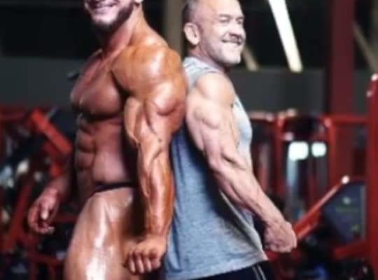 hunter labrada e suo padre lee labrada durante un servizio fotografico per la rivista muscular development dopo la vittoria al tampa pro ifbb 2020